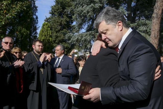 Порошенко посмертно наградил орденом украинца, который погиб, пытаясь остановить грабителей