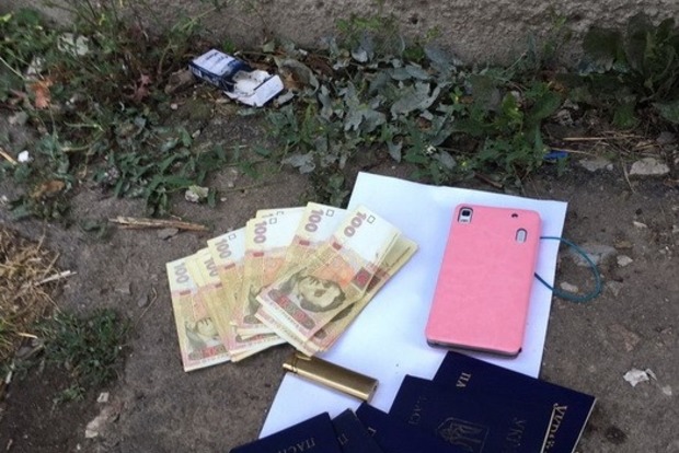 У Донецькій області викрито схему незаконного оформлення паспортів (фото)