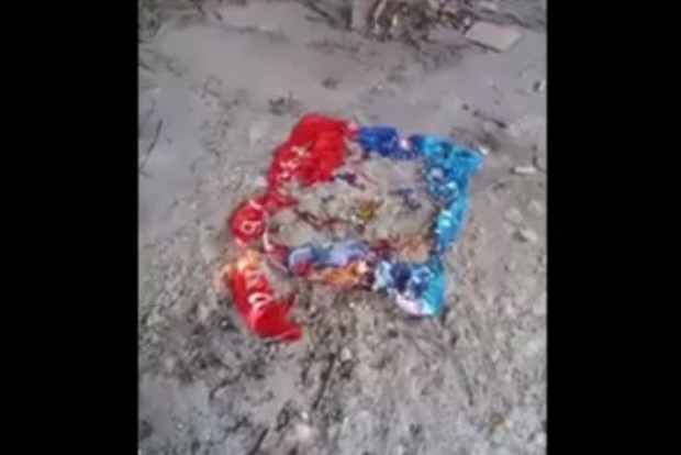 В оккупированном Кировске сожгли «флаг» террористов «ЛНР»