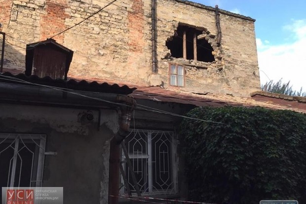 В Одессе из-за ливня в стене жилого дома образовалась огромная дыра