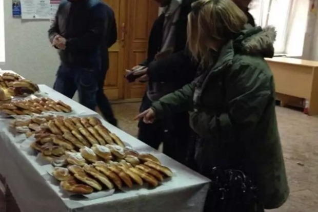 В Краматорске при поддержке кандидата почти бесплатно раздают пирожки 
