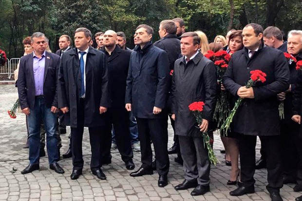 Захарченко и Сурков открыли в Ростове памятник «ихтамнетам»