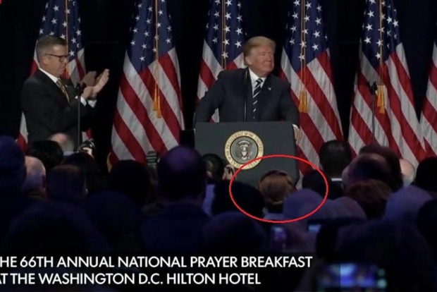 На молитвенном завтраке в США Тимошенко уселась перед Трампом