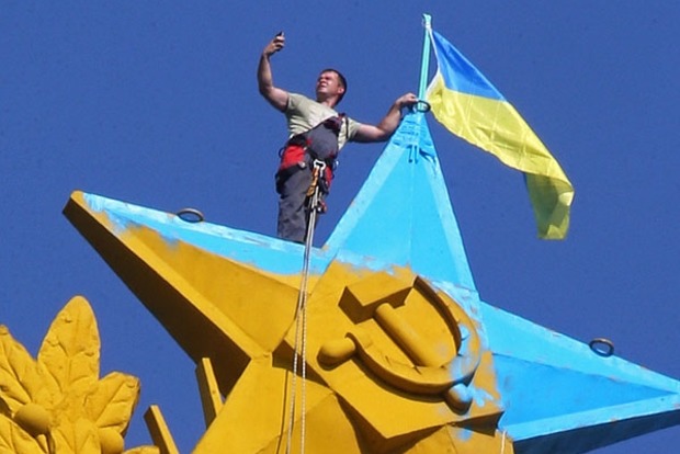 У Москві суд призначив 2 млн компенсації руферам, що розфарбували зірку в кольори українського прапора