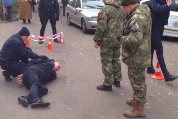 В Киеве вооруженный мужчина угрожал полиции