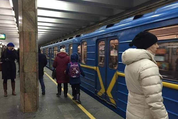Мужчина ограбил киевлянку в вагоне метро на глазах пассажиров