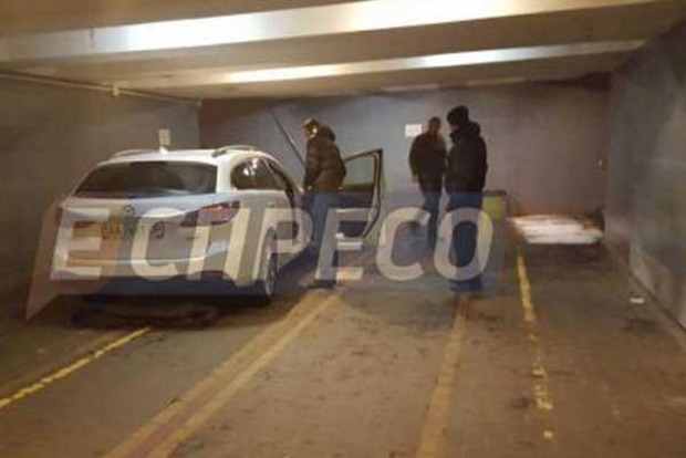 В Киеве пьяный на автомобиле Mazda заехал в подземный переход