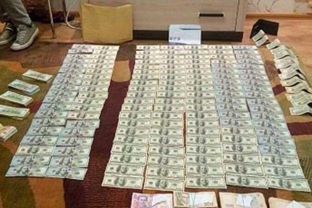 Вдома у судді з Дніпра знайшли десятки тисяч доларів