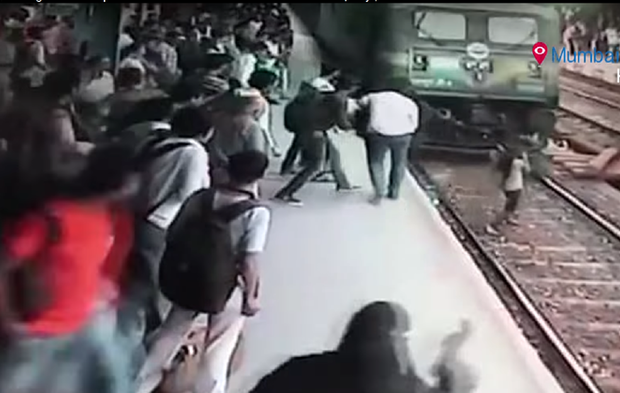 В Индии невнимательная девушка попала под поезд и странным образом выжила