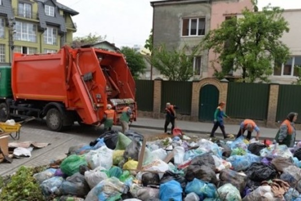 Во Львове вновь мусором заблокировали движение по нескольким улицам