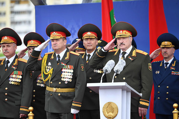 Без масок. Лукашенко провел военный парад в Минске