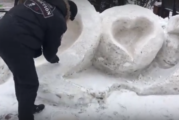 В РФ коммунальщики покрасили снег белой краской