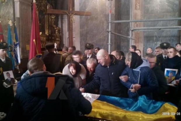 Во Львове на похоронах военного родители не узнали в погибшем сына