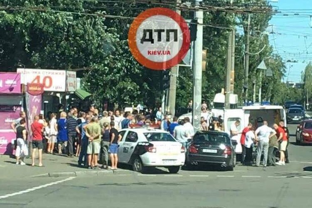 В Киеве автомобиль протаранил толпу людей