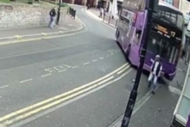 Збитий автобусом британець обтрусився і пішов у бар