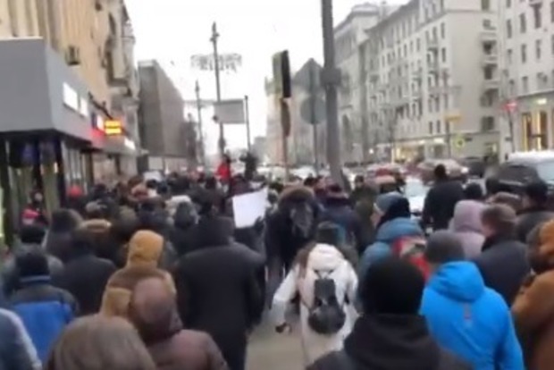 Украинскую песню о Путине спели протестующие в Москве
