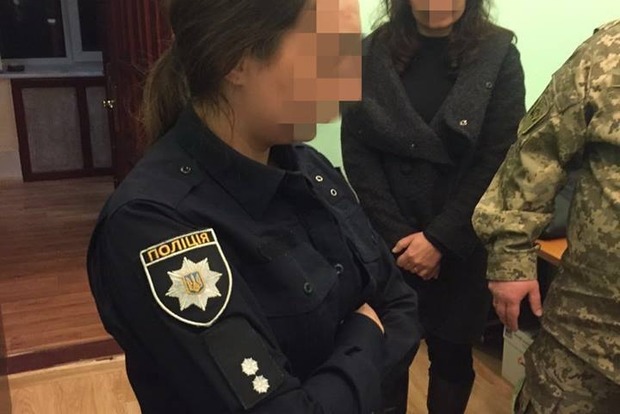 ﻿В Одесі патрульна ходила на роботу «під кайфом» і продавала наркотики