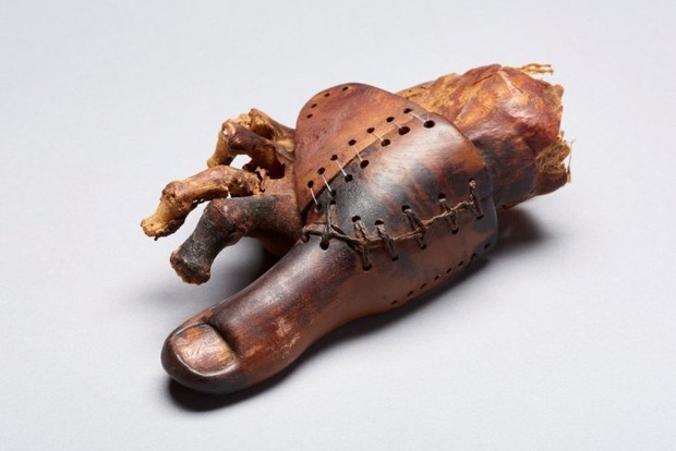 Деревянный палец дочери священника: в Египте нашли самый древний протез