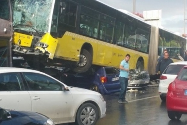 В Турции автобус раздавил 11 автомобилей