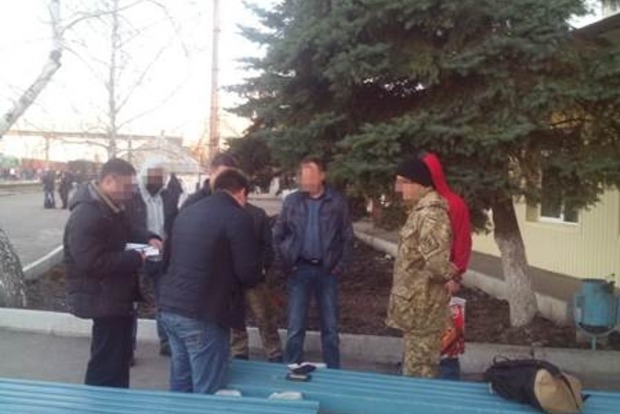 В Луганской области двое полицейских попались на взятке