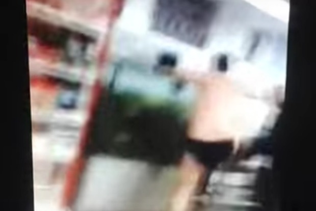 В Мелитополе мужчина на спор плавал в аквариуме в магазине