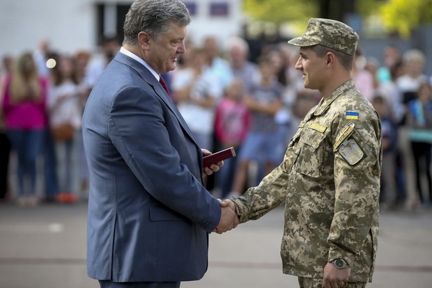 Порошенко вручил государственные награды летчикам, спасавшим военных в АТО