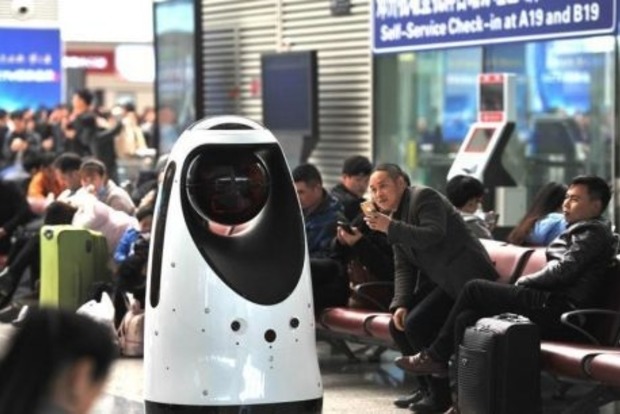 Первый в мире робокоп вышел охранять китайцев‍