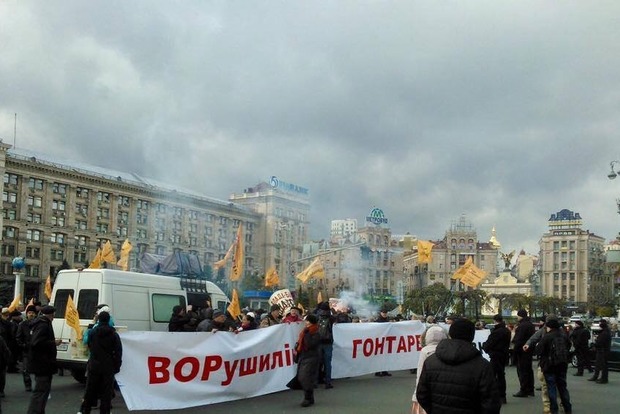Полиция Киева в растерянности из-за перекрытия Крещатика и поджигания шин