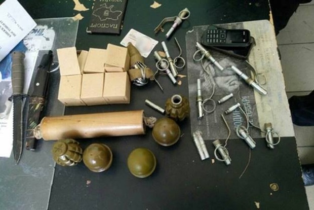 У пассажира на станции метро «Вокзальная» в Киеве нашли арсенал оружия