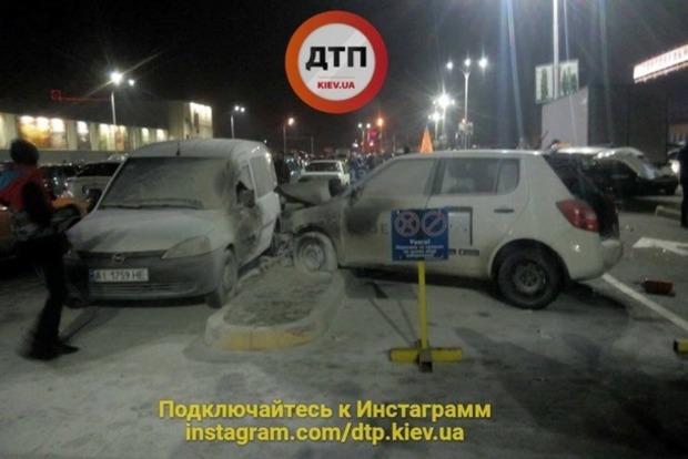 Масштабное ДТП в Киеве: такси загорелось после столкновения