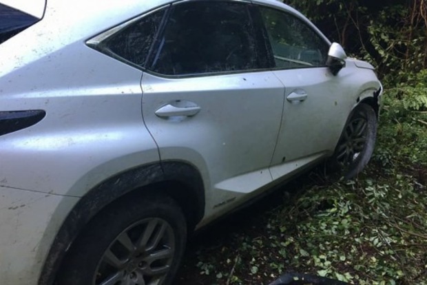 Водитель Lexus сбил шлагбаум и травмировал пограничника на КПП «Вилок» 