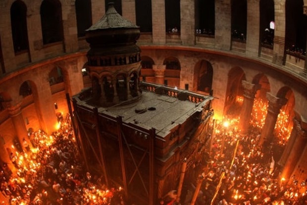 Благодатный огонь сошел в Храме Гроба Господня в Иерусалиме