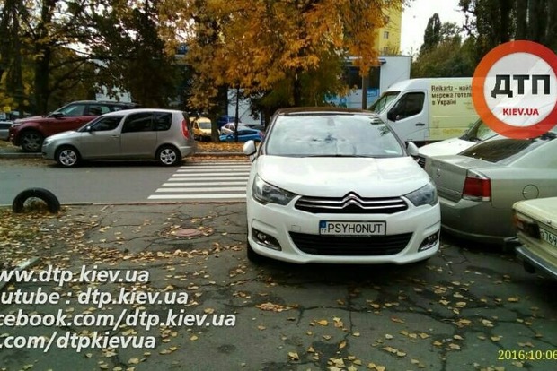 В Киеве автохам с номером PSYHONUT перекрыл тротуар