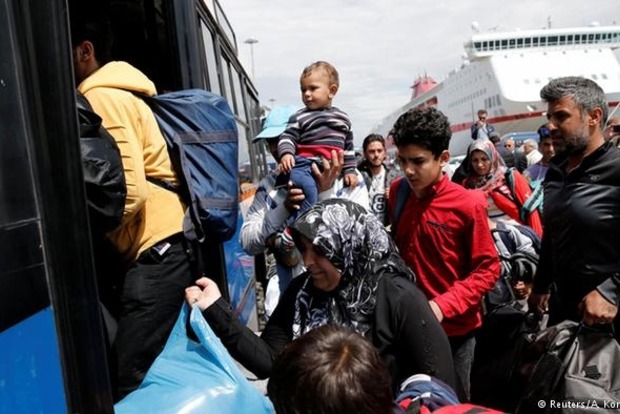 Влада Греції звільняє від біженців порт Пірея