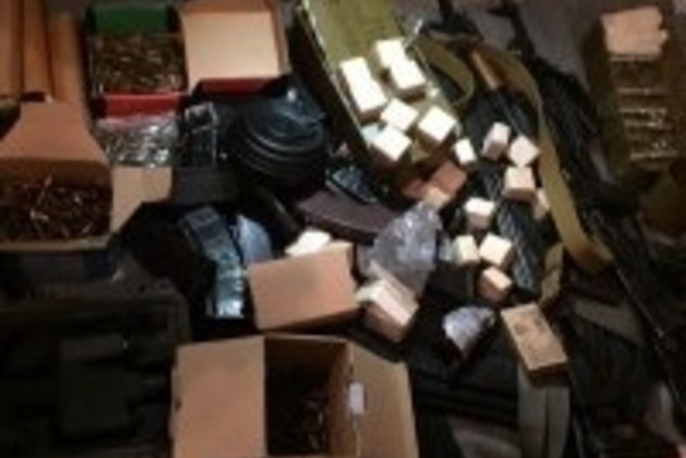 Мариупольские полицейские хранили дома незаконный арсенал оружия