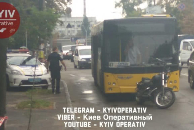 В Киеве мотоциклист расстрелял водителя автобуса