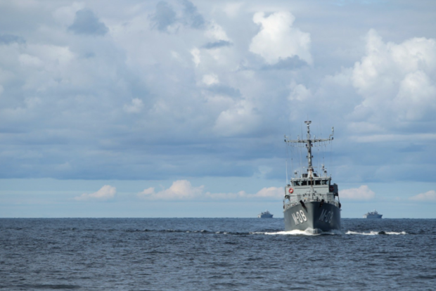 Латвия засекла российский военный корабль рядом со своей границей