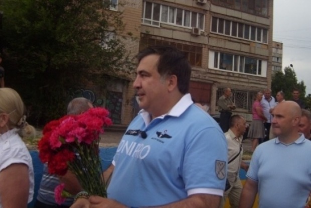 Опубликовано видео, как Саакашвили попал под обстрел яйцами с зеленкой