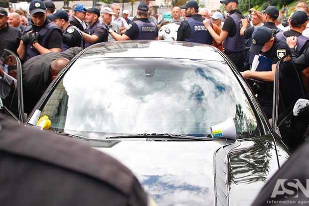 В Киеве лихач на элитном Porsche въехал в толпу активистов возле Кабмина