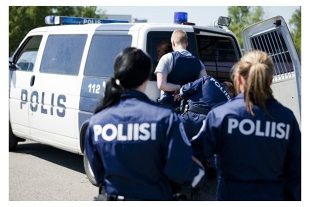 В Финляндии неизвестный  с ножом напал на прохожих