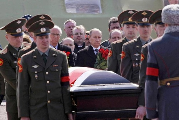 Минобороны РФ закупает 49 тысяч флагов для оформления гробов