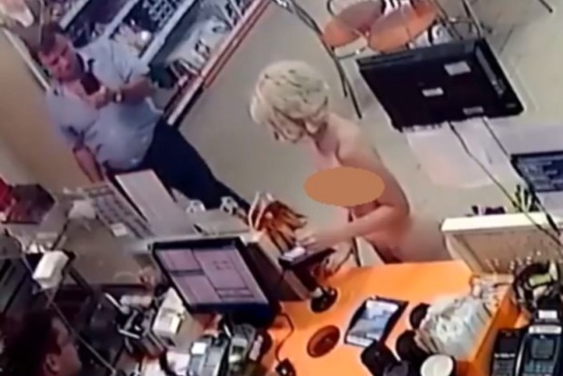 Судья заставил голую блондинку скупиться в магазине и снял все на видео