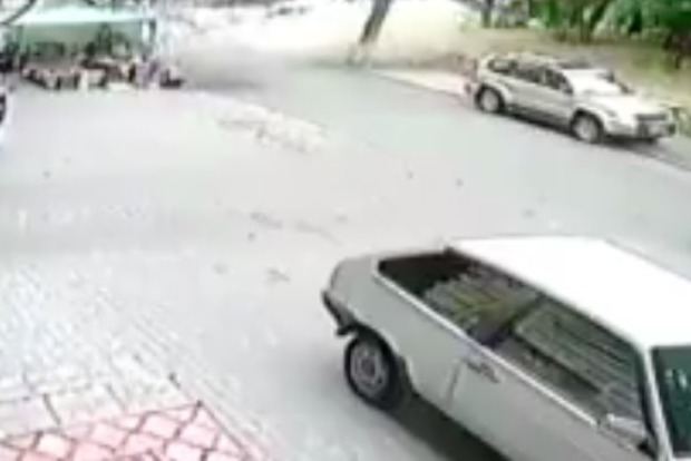 Опубликовано видео момента взрыва джипа в центре Киева