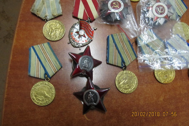 Украинец пытался вывезти в РФ 70 советских орденов и медалей в протезах