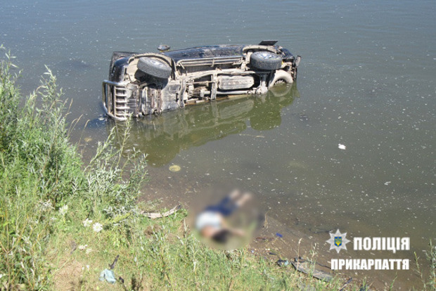 В Прикарпатье нетрезвый депутат въехал в реку на автомобиле: не обошлось без жертв