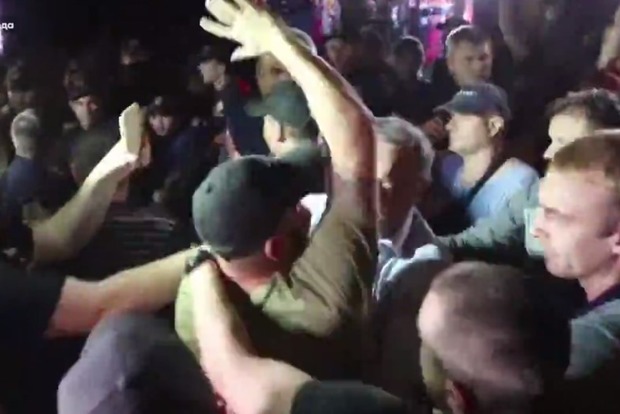 Появилось видео столкновений активистов и полиции на концерте Билык в Одессе