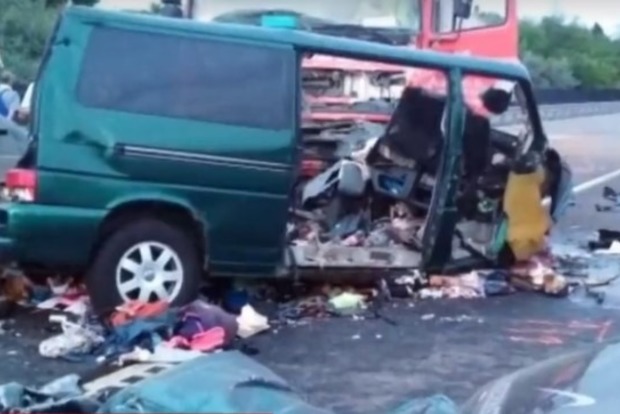 9 человек погибли в прямом эфире: водитель микроавтобуса вел трансляцию за рулем