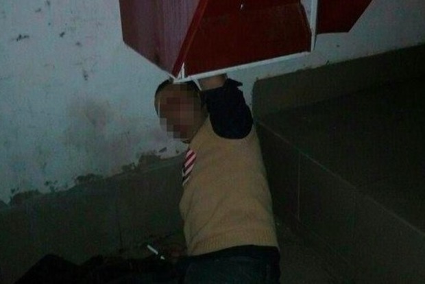 В Одессе в платежном терминале застрял человек