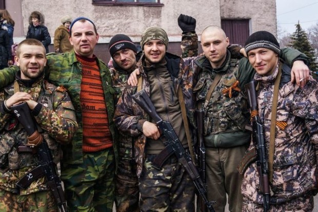 Боевики в ЛНР понизили зарплаты гражданских, чтобы те охотнее шли в армию