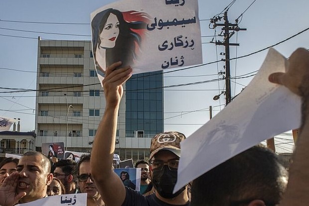 Протести в Ірані: поліцейські забили на смерть 16-річну школярку